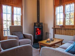 Posezení v ubytování Chalet Anusach by Interhome