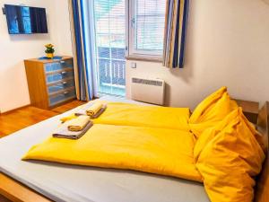 Postel nebo postele na pokoji v ubytování Chalet Astrid by Interhome