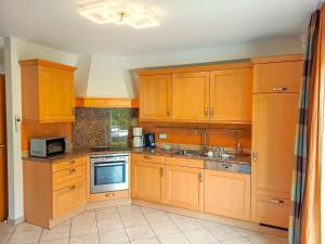 Kuchyň nebo kuchyňský kout v ubytování Chalet Astrid by Interhome