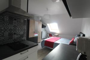 ルデアックにあるstudio ouest cuisine privé proche centre villeのベッドとキッチンのある小さな部屋