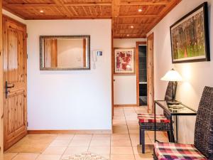 einen Flur mit einem Tisch, Stühlen und einem Spiegel in der Unterkunft Apartment Ambre-6 by Interhome in Villars-sur-Ollon
