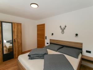 Ένα ή περισσότερα κρεβάτια σε δωμάτιο στο Apartment Ferienwohnung Selina by Interhome