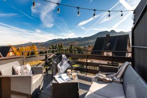 un balcone con sedie e vista sulle montagne di Apartament Widokowy Górski Taras a Kościelisko