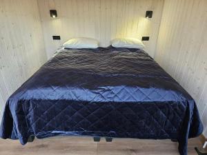 Una cama o camas en una habitación de Úthlíd Cottages