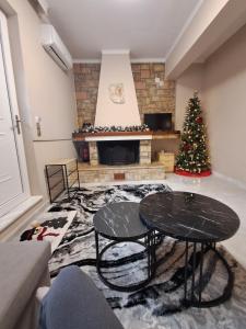 una sala de estar con un árbol de Navidad y una mesa en Argeades apartment, en Nauplia 20 fotos más