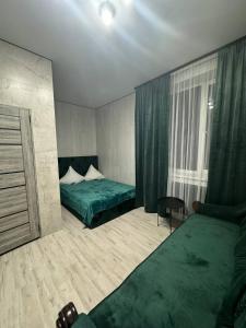 een slaapkamer met twee bedden en een stoel erin bij Готель Чертур in Yavory +56 foto's