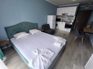 A bed or beds in a room at Apartments in Panorama Beach Vigo Nessebar
