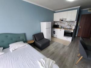 A kitchen or kitchenette at Apartments in Panorama Beach Vigo Nessebar