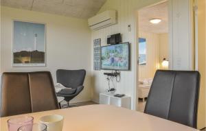 a waiting room with a table and chairs at Two-Bedroom Holiday Home Ringkøbing 09 in Søndervig
