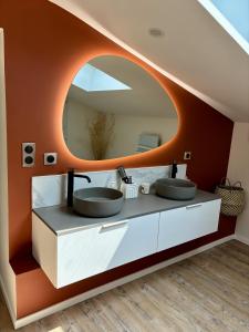 un bagno con due lavandini e uno specchio di Duplex 45m2 avec SDB - WC a Saint-Thomas