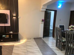 Televisyen dan/atau pusat hiburan di Luxury 3 BDR Secure Estate in Ibeju Lekki opposite Golf Course