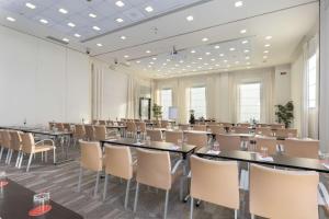duży pokój ze stołami i krzesłami w obiekcie Hilton Garden Inn Florence Novoli we Florencji