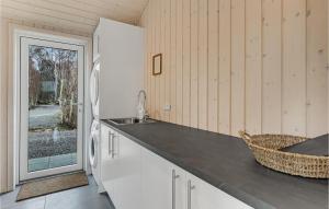 Kuchyň nebo kuchyňský kout v ubytování 3 Bedroom Beautiful Home In Aakirkeby