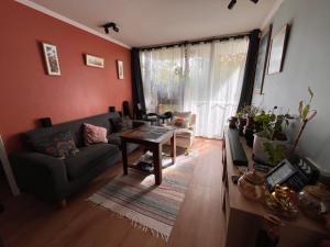 una sala de estar con un sofá y una mesa en Comodidad y perfecta ubicación, en Santiago