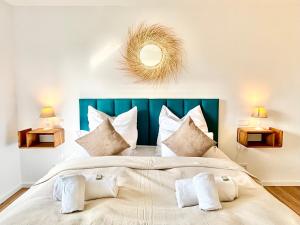 Postel nebo postele na pokoji v ubytování Snug Stays 5 - Design Apartment mit Sonnenbalkon, ruhig, zentral