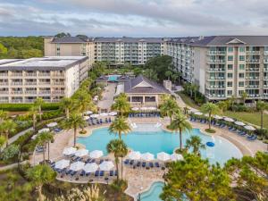une vue aérienne d'un complexe avec piscine et palmiers dans l'établissement Hilton Grand Vacations Club Ocean Oak Resort Hilton Head, à Île de Hilton-Head