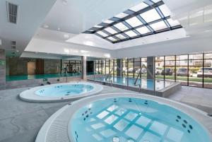 Bazén v ubytování Green Port Boutique SPA Basen Apartament 128 Kołobrzeg Podczele Lwowska nebo v jeho okolí