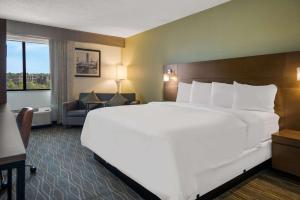 Postel nebo postele na pokoji v ubytování Radisson Hotel Grand Rapids Riverfront
