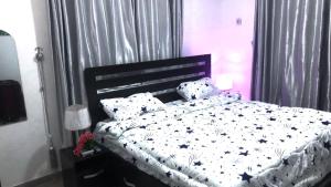 Katil atau katil-katil dalam bilik di Luxury 3 BDR Secure Estate in Ibeju Lekki opposite Golf Course