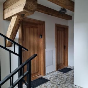 pasillo con puertas de madera y escalera en Apartament Centrum 4, en Leszno
