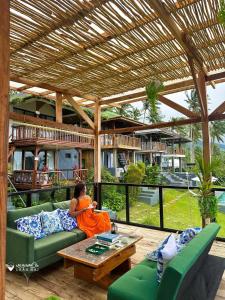 een vrouw op een bank in een woonkamer bij Bintana sa Paraiso Binunsaran in Mambajao +261 foto's