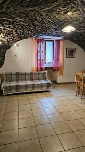 un salon avec un lit au milieu d'une pièce dans l'établissement Lo Tatà - Maisons de Charme - Caratteristico Appartamento a 2 passi da Courmayeur, à Pré-Saint-Didier