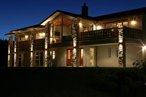 una casa iluminada por la noche con luces en Chalet Eiger en Taupo