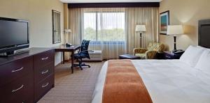 TV a/nebo společenská místnost v ubytování Radisson Hotel Freehold