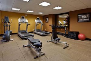 Fitness centrum a/nebo fitness zařízení v ubytování Radisson Hotel Freehold