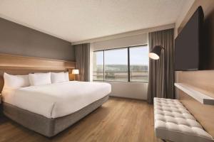 Postel nebo postele na pokoji v ubytování Radisson Hotel Seattle Airport