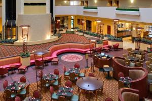 Posezení v ubytování Radisson Hotel Cedar Rapids