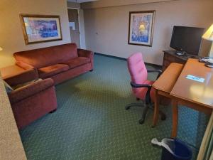 TV a/nebo společenská místnost v ubytování Radisson Hotel Cedar Rapids
