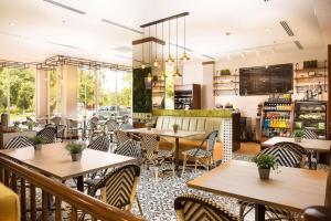 Um restaurante ou outro lugar para comer em Radisson Hotel Panama Canal