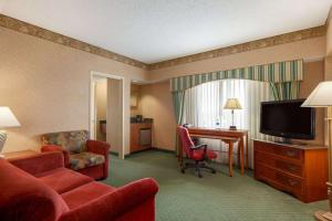 TV a/nebo společenská místnost v ubytování Radisson Hotel Cedar Rapids
