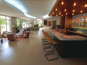 Um restaurante ou outro lugar para comer em Radisson Hotel Panama Canal mais 37 fotos
