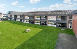 een uitzicht op een gebouw met een grasveld bij Fanø Bad, Lejl 12 in Fanø +10 foto's