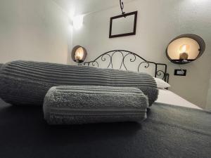 - une chambre dotée d'un grand lit avec deux lumières dans l'établissement Casa Del Cuore- Wi-FI Free, à Dolceacqua
