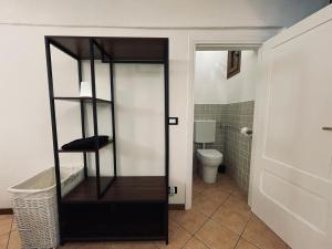 La salle de bains est pourvue de toilettes et d'une porte de douche en verre. dans l'établissement Casa Del Cuore- Wi-FI Free, à Dolceacqua 21 autres photos