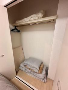 Postel nebo postele na pokoji v ubytování 411札幌駅7分と大通駅徒歩6分で好立地な都心を満喫でき綺麗な部屋で快適が生活が実現