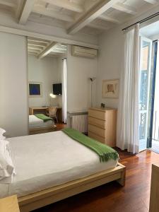 Un pat sau paturi într-o cameră la Spanish Steps Vittoria Studios