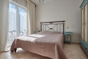 Кровать или кровати в номере Green Hill 2 Apartments +24 фотографии
