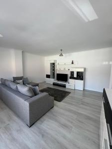 Una sala de estar con un sofá y un televisor. en Central Comfort, en Cluj-Napoca