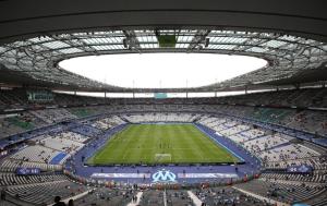 an empty stadium with a soccer match in it at Studio cosy avec jardin & parking privé gratuit in Saint-Brice-sous-Forêt