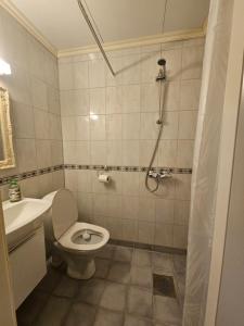 Koupelna v ubytování Eides Hotel + 28 fotografií