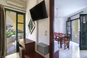 Un televizor și/sau centru de divertisment la Ariadni Palace Apartments