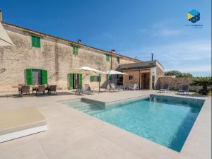 una imagen de una villa con piscina en Son Veri Dalt, en Llucmajor