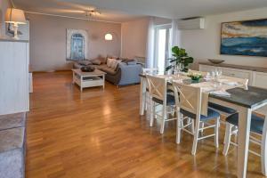 イゾラにあるApartma Bellavistaのテーブルと椅子のあるキッチンとリビングルーム +22枚の写真