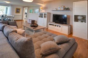 イゾラにあるApartma Bellavistaのソファと薄型テレビのあるリビングルーム