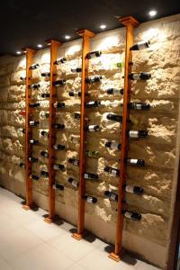 una cantina con una parete di bottiglie di vino di Fiori Hotel a Erbil