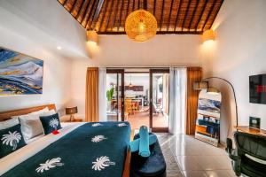 Postel nebo postele na pokoji v ubytování PROMO!!! New Rosa Villa 3 Modern, Luxury and Quite 3BR Villa in Tumbak Bayuh Canggu, Dedicated to Digital Nomads